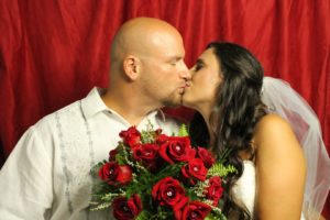 bride groom photobooth kiss