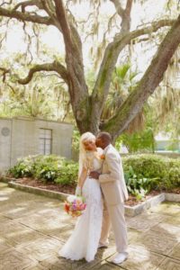 maitland wedding couple kissing 